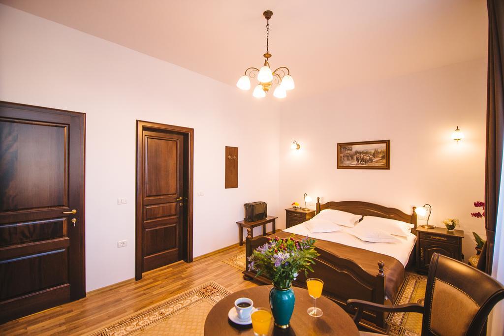 Karlhof Hotel Sebes  Room photo