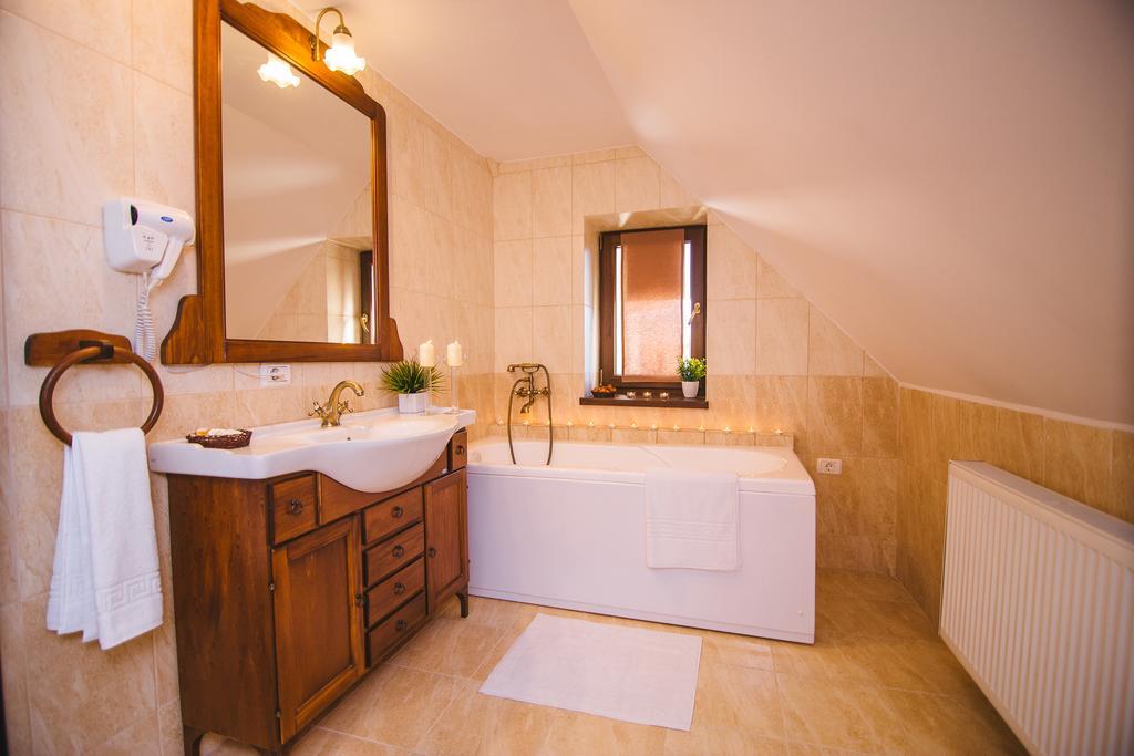 Karlhof Hotel Sebes  Room photo