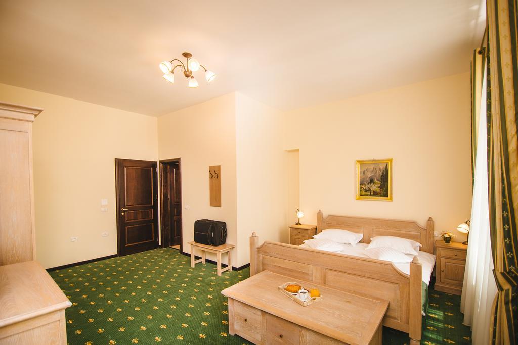 Karlhof Hotel Sebes  Exterior photo