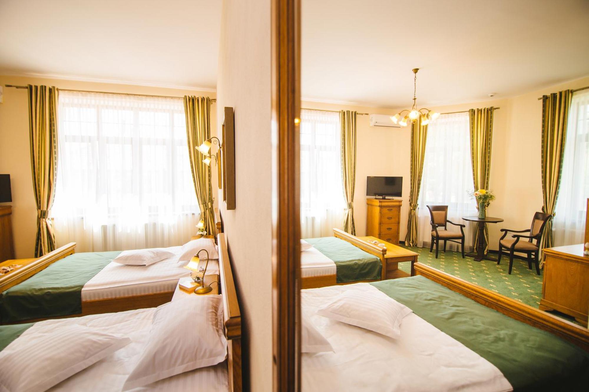 Karlhof Hotel Sebes  Room photo