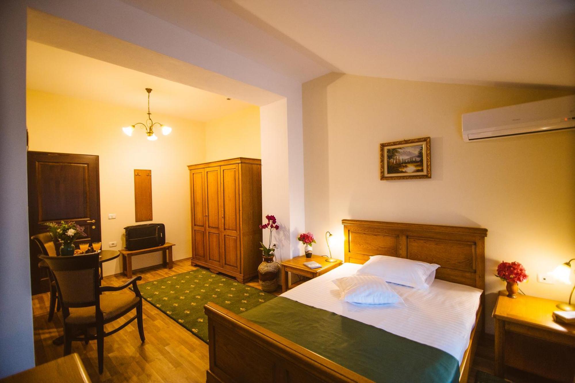 Karlhof Hotel Sebes  Room photo