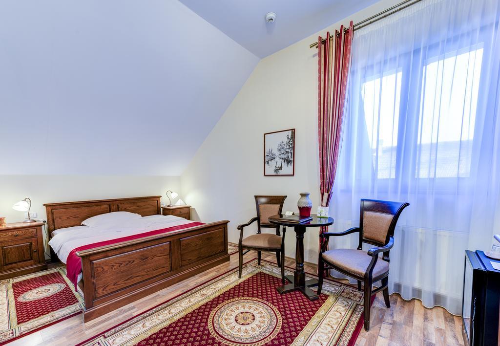 Karlhof Hotel Sebes  Exterior photo